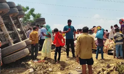 मध्य प्रदेश में बड़ा दर्दनाक हादसा : सीधी में ट्रक बेकाबू होकर कार पर पलटा, दो बच्चों समेत सात की मौत मध्य प्रदेश में बड़ा दर्दनाक हादसा : सीधी में ट्रक बेकाबू होकर कार पर पलटा, दो बच्चों समेत सात की मौत