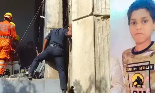 बिहार में पुल के पिलर और दीवार के बीच फंसा 12 साल का मासूम, दिख रहा हाथ...2 दिन से था लापता, रेस्क्यू जारी बिहार में पुल के पिलर और दीवार के बीच फंसा 12 साल का मासूम, दिख रहा हाथ...2 दिन से था लापता, रेस्क्यू जारी