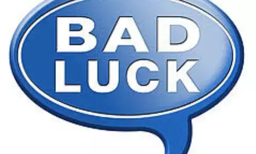 Bad Luck Signs: अगर आपके हाथ से गिर जाती हैं यह चीजें तो समझिए आने वाला है आर्थिक संकट