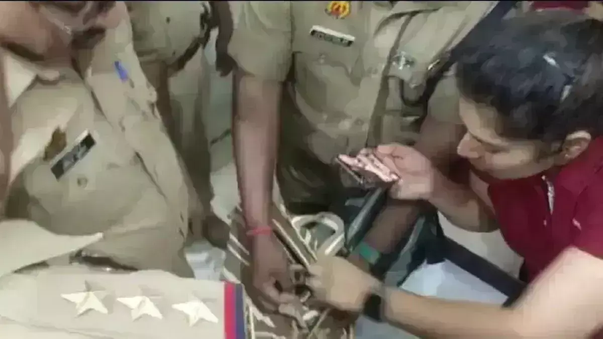 UP पुलिस ने व्यापारी से लूट ली 50 किलो चांदी! SHO के आवास से बरामद, दो जिलों के एसपी ने मारा छापा, SHO और दरोगा गिरफ्तार UP पुलिस ने व्यापारी से लूट ली 50 किलो चांदी! SHO के आवास से बरामद, दो जिलों के एसपी ने मारा छापा, SHO और दरोगा गिरफ्तार