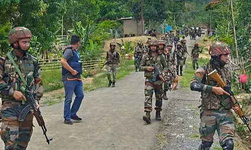 मणिपुर में तलाशी अभियान के दौरान सुरक्षा बलों ने 35 हथियार और जंगी सामान किए बरामद मणिपुर में तलाशी अभियान के दौरान सुरक्षा बलों ने 35 हथियार और जंगी सामान किए बरामद