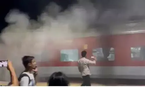 ओडिशा में दुर्ग-पुरी एक्सप्रेस के एसी कोच में लगी आग  जान-माल का कोई नुकसान नहीं ओडिशा में दुर्ग-पुरी एक्सप्रेस के एसी कोच में लगी आग  जान-माल का कोई नुकसान नहीं