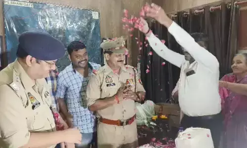 गाजियाबाद पुलिस ने चोरी का किया खुलासा तो पुलिस टीम के ऊपर हुई गुलाब के फूलों की वर्षा