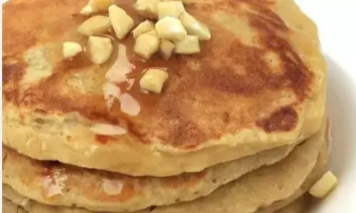 बनाना वॉलनट पैनकेक: यह नाश्ते के लिए है कुछ स्वादिष्ट