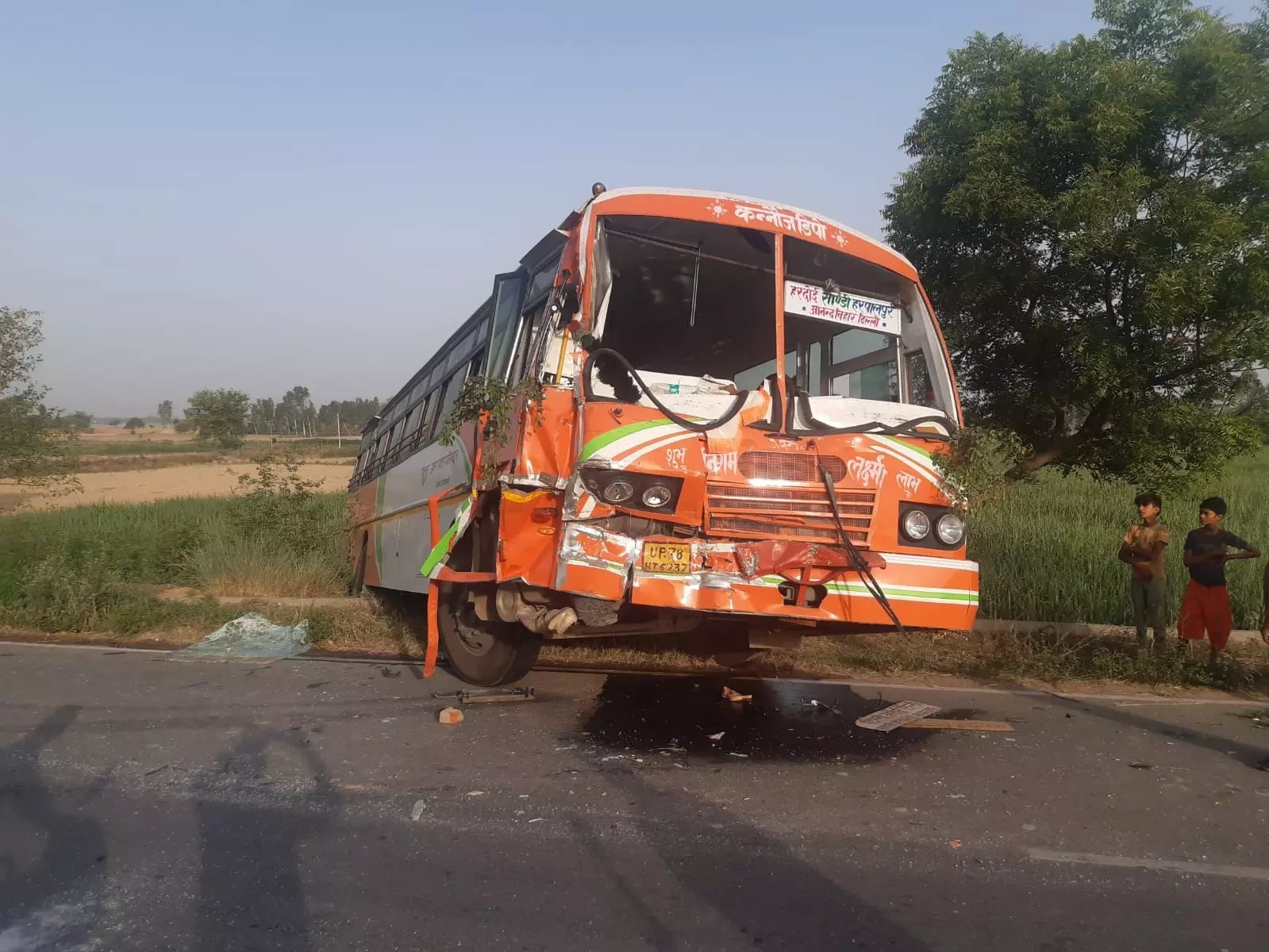 कटरा विल्हौर हाइवे पर रोडवेज बस व ट्रक की आमने सामने हुई टक्कर