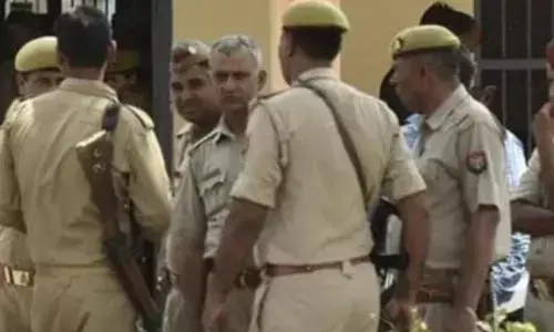 गलत तरीके से पैसा कमाने वाले अपराधियों के खिलाफ गोरखपुर पुलिस ने की छापेमारी