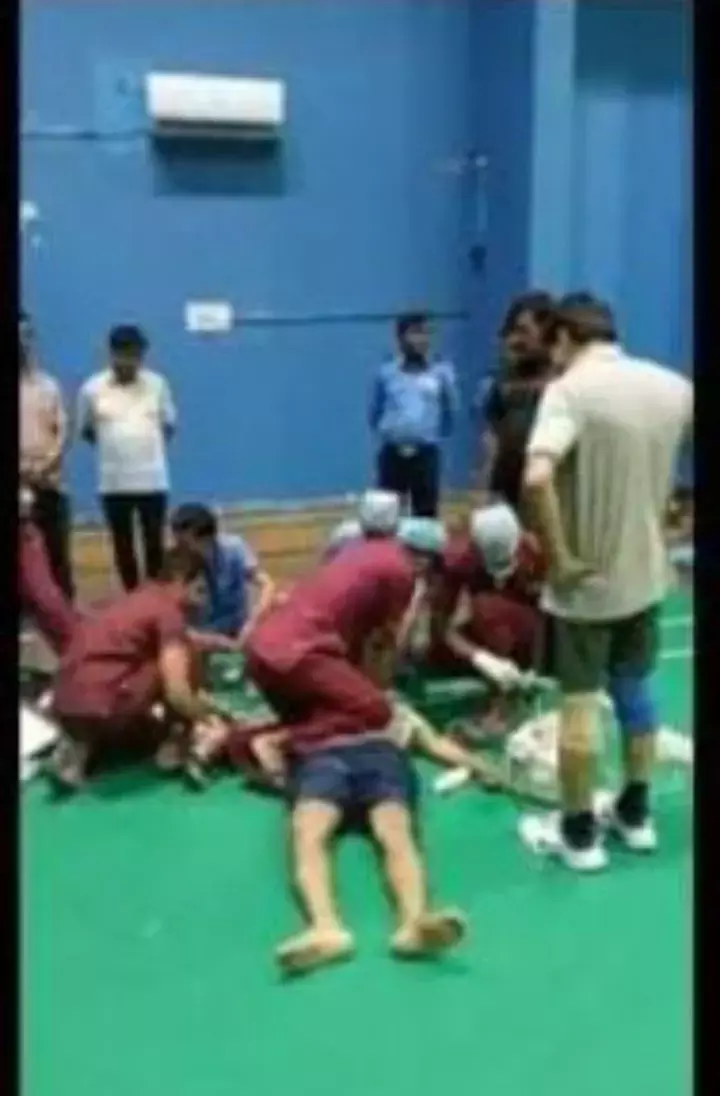 नोएडा में बैडमिंटन खेलते समय दिल का दौरा पड़ने से 52 वर्षीय की हो गई मौत नोएडा में बैडमिंटन खेलते समय दिल का दौरा पड़ने से 52 वर्षीय की हो गई मौत