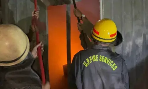 गाजियाबाद के लोनी में टेंट की दुकान में लगी आग, मकान से 8 लोगों को निकाला, दो की मौत गाजियाबाद के लोनी में टेंट की दुकान में लगी आग, मकान से 8 लोगों को निकाला, दो की मौत