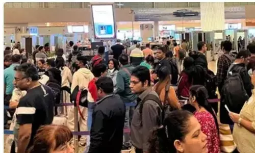 फ्लाइट लेट होने से मुंबई एयरपोर्ट पर मची अफरातफरी, यात्री भड़के