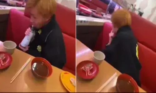 सोया सॉस की बोतल को चाटने पर रेस्टोरेंट ने लड़के पर  लगाया 4 करोड का जुर्माना