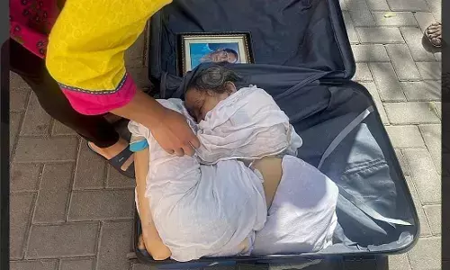 माँ की हत्या करके लाश सुटकेस में रखकर पहुंची थाने माँ की हत्या करके लाश सुटकेस में रखकर पहुंची थाने