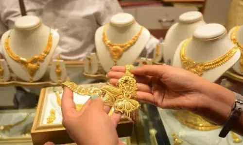 Gold Price Update: सोना 1,600 रुपये गिरा; सस्ता सोना खरीदने का मौका