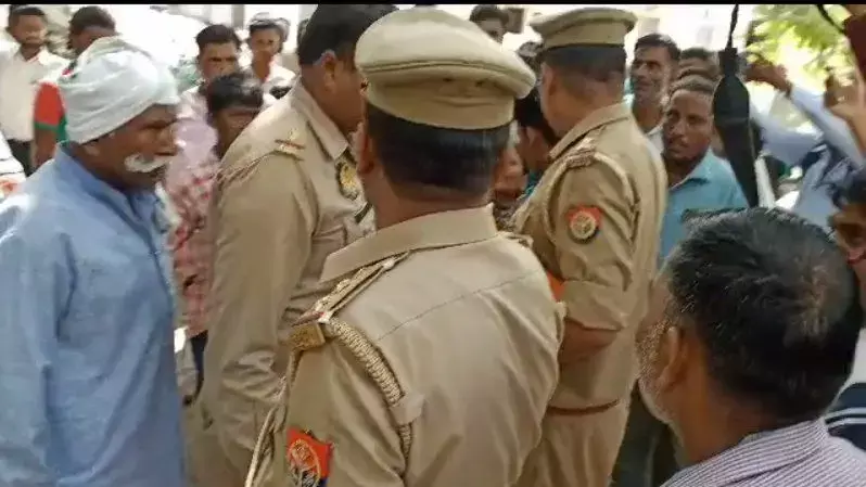 नाबालिग लड़की को पुलिस के सामने प्रेमी लेकर रफूचक्कर, परिजन रोते बिलखते पुलिस पर लगा रहे है आरोप नाबालिग लड़की को पुलिस के सामने प्रेमी लेकर रफूचक्कर, परिजन रोते बिलखते पुलिस पर लगा रहे है आरोप
