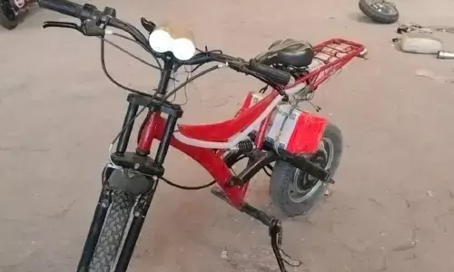 कोटा के 12वीं के छात्र ने पेश की इलेक्ट्रिक साइकिल, एक बार चार्ज करने पर चलती है 80 किमी कोटा के 12वीं के छात्र ने पेश की इलेक्ट्रिक साइकिल, एक बार चार्ज करने पर चलती है 80 किमी