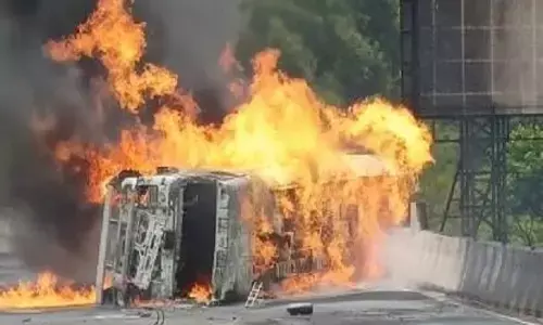 पुणे-मुंबई एक्सप्रेसवे पर केमिकल से भरे ट्रक में लगी भीषण आग, 4 की मौत, सामने आया हैरान करने वाला वीडियो पुणे-मुंबई एक्सप्रेसवे पर केमिकल से भरे ट्रक में लगी भीषण आग, 4 की मौत, सामने आया हैरान करने वाला वीडियो