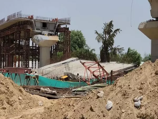 नई दिल्ली में निर्माणाधीन फ्लाईओवर का एक हिस्सा गिरने से क्रेन संचालक की मौत नई दिल्ली में निर्माणाधीन फ्लाईओवर का एक हिस्सा गिरने से क्रेन संचालक की मौत