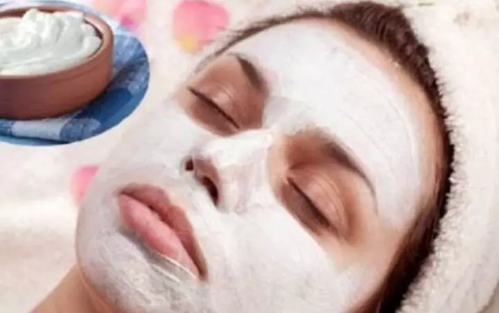 Skin Care Tips: गर्मियों में चेहरे का ग्लो बढ़ाने के लिए दही का करें इस्तेमाल Skin Care Tips: गर्मियों में चेहरे का ग्लो बढ़ाने के लिए दही का करें इस्तेमाल