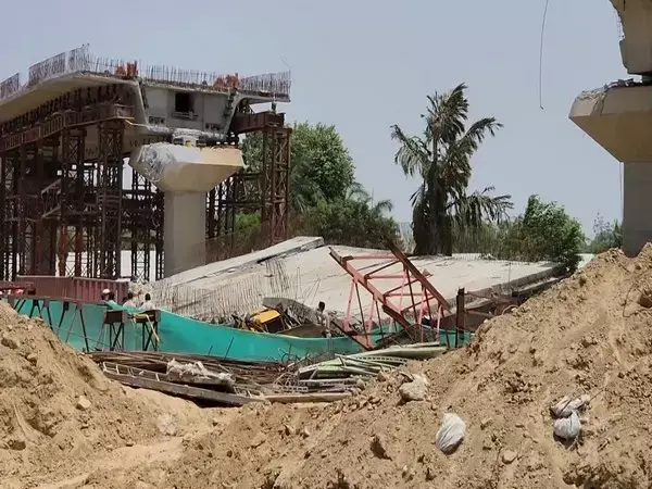 नई दिल्ली में निर्माणाधीन फ्लाईओवर का एक हिस्सा गिरने से क्रेन संचालक की मौत नई दिल्ली में निर्माणाधीन फ्लाईओवर का एक हिस्सा गिरने से क्रेन संचालक की मौत