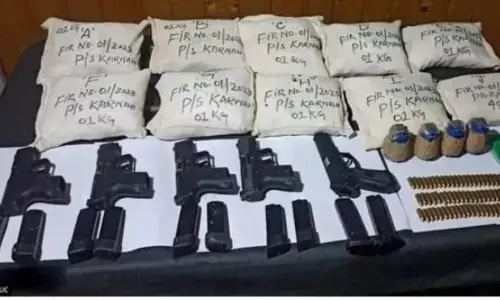 जम्मू-कश्मीर: पुंछ और राजौरी में भारी मात्रा में ड्रग्स जब्त, 3 गिरफ्तार जम्मू-कश्मीर: पुंछ और राजौरी में भारी मात्रा में ड्रग्स जब्त, 3 गिरफ्तार