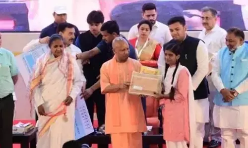 योगी आदित्यनाथ ने मेधावियों का किया सम्मान, टेबलेट और एक लाख का चेक दिया योगी आदित्यनाथ ने मेधावियों का किया सम्मान, टेबलेट और एक लाख का चेक दिया