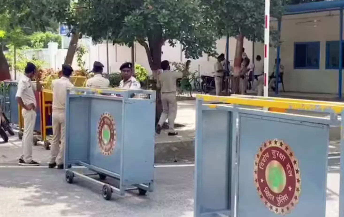CM नीतीश की सुरक्षा में बड़ी चूक, मॉर्निंग वॉक करते वक्त सुरक्षा घेरा तोड़ 2 बाइकर्स घुसे, CM ने फुटपाथ की तरफ भागकर खुद को बचाया CM नीतीश की सुरक्षा में बड़ी चूक, मॉर्निंग वॉक करते वक्त सुरक्षा घेरा तोड़ 2 बाइकर्स घुसे, CM ने फुटपाथ की तरफ भागकर खुद को बचाया