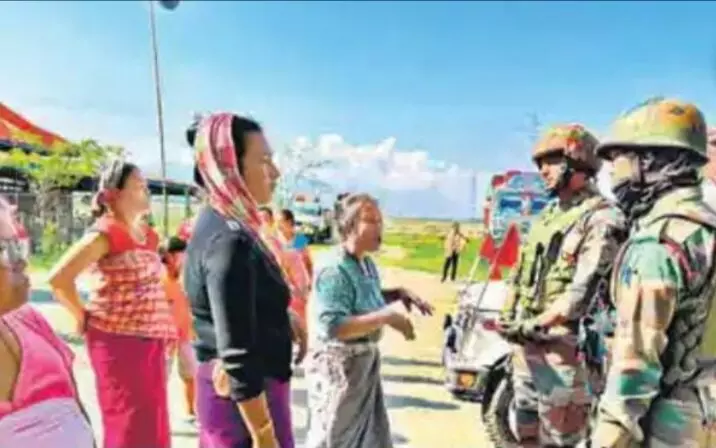 मणिपुर हिंसा: प्रदर्शनकारियों ने दंगा प्रभावित इलाकों की ओर जाने वाली सड़कों को कर दिया जाम मणिपुर हिंसा: प्रदर्शनकारियों ने दंगा प्रभावित इलाकों की ओर जाने वाली सड़कों को कर दिया जाम