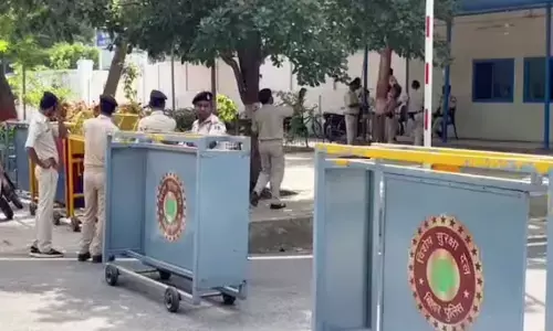 CM नीतीश की सुरक्षा में बड़ी चूक, मॉर्निंग वॉक करते वक्त सुरक्षा घेरा तोड़ 2 बाइकर्स घुसे, CM ने फुटपाथ की तरफ भागकर खुद को बचाया CM नीतीश की सुरक्षा में बड़ी चूक, मॉर्निंग वॉक करते वक्त सुरक्षा घेरा तोड़ 2 बाइकर्स घुसे, CM ने फुटपाथ की तरफ भागकर खुद को बचाया