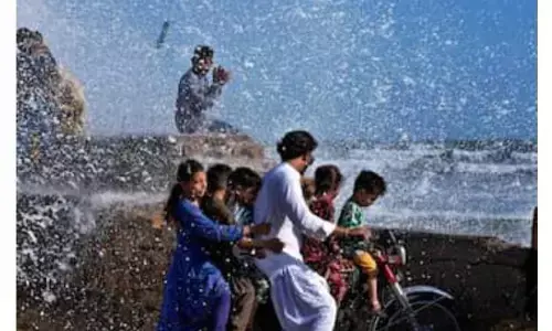 चक्रवात बिपरजॉय लाइव: गुजरात के कुछ हिस्सों में 76 ट्रेनें प्रभावित, रेड अलर्ट