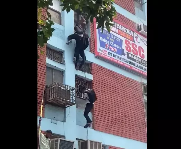 दिल्ली की सबसे बड़ी खबर, मुखर्जी नगर में कोचिंग सेंटर में लगी भीषण आग, लोग तारों के सहारे उतर रहे हैं देखिए वीडियो