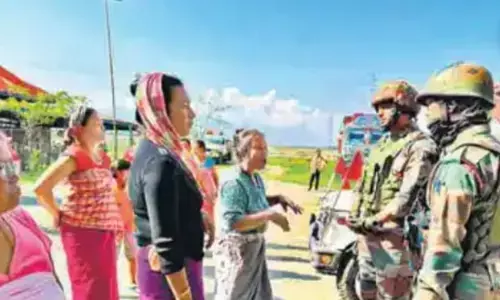 मणिपुर हिंसा: प्रदर्शनकारियों ने दंगा प्रभावित इलाकों की ओर जाने वाली सड़कों को कर दिया जाम