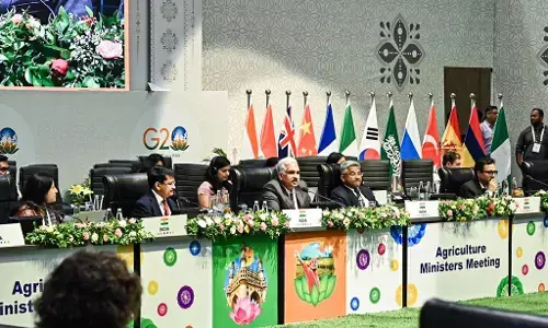 рд╣реИрджрд░рд╛рдмрд╛рдж рдореЗрдВ G20 рдХреГрд╖рд┐ рдордВрддреНрд░рд┐рд╕реНрддрд░реАрдп рдмреИрдардХ: рдХреГрд╖рд┐ рдХреНрд╖реЗрддреНрд░ рдореЗрдВ рдбрд┐рдЬрд┐рдЯрд▓ рдЯреЗрдХреНрдиреЛрд▓реЙрдЬреА рд╕реЗ рд▓реЗрдХрд░ рдЦрд╛рджреНрдп рд╕реБрд░рдХреНрд╖рд╛ рдкрд░ рдордВрдерди рд╣реИрджрд░рд╛рдмрд╛рдж рдореЗрдВ G20 рдХреГрд╖рд┐ рдордВрддреНрд░рд┐рд╕реНрддрд░реАрдп рдмреИрдардХ: рдХреГрд╖рд┐ рдХреНрд╖реЗрддреНрд░ рдореЗрдВ рдбрд┐рдЬрд┐рдЯрд▓ рдЯреЗрдХреНрдиреЛрд▓реЙрдЬреА рд╕реЗ рд▓реЗрдХрд░ рдЦрд╛рджреНрдп рд╕реБрд░рдХреНрд╖рд╛ рдкрд░ рдордВрдерди