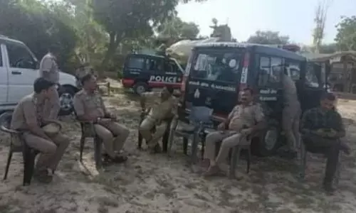 घर की छत पर प्रेमी की बाहों में फरमा रही थी पत्नी इश्क, देखते ही पति का खून खौला दोनों को पत्थर से कुचलकर मार डाला और फिर ... घर की छत पर प्रेमी की बाहों में फरमा रही थी पत्नी इश्क, देखते ही पति का खून खौला दोनों को पत्थर से कुचलकर मार डाला और फिर ...