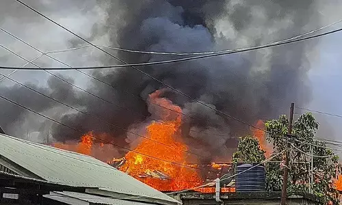 Manipur Violence : उपद्रवियों ने केंद्रीय विदेश राज्यमंत्री के घर पर पेट्रोल बम फेंक कर लगा दी आग Manipur Violence : उपद्रवियों ने केंद्रीय विदेश राज्यमंत्री के घर पर पेट्रोल बम फेंक कर लगा दी आग