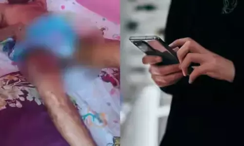 पति ने पत्नी से छीना फोन, गुस्साई पत्नी ने सोते हुए पति के प्राइवेट पार्ट में डाला खौलता हुआ तेल पति ने पत्नी से छीना फोन, गुस्साई पत्नी ने सोते हुए पति के प्राइवेट पार्ट में डाला खौलता हुआ तेल