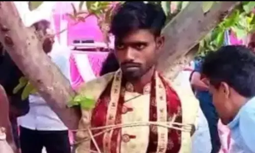 यूपी के प्रतापगढ़ में दहेज की मांग को लेकर दुल्हन के परिवार वालों ने दूल्हे को बांधा पेड़ से यूपी के प्रतापगढ़ में दहेज की मांग को लेकर दुल्हन के परिवार वालों ने दूल्हे को बांधा पेड़ से
