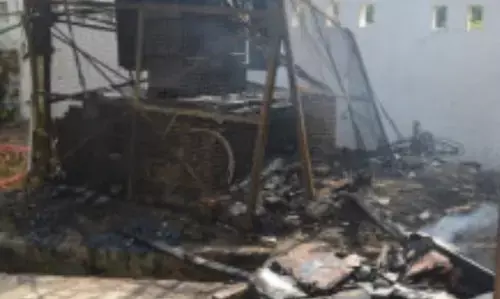 अयोध्या में गर्मी के बीच अचानक तेज आवाज के साथ जला ट्रांसफार्मर, आग से चार लोग झुलसे अयोध्या में गर्मी के बीच अचानक तेज आवाज के साथ जला ट्रांसफार्मर, आग से चार लोग झुलसे