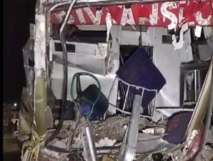 मुरैना में बस-ट्रक की टक्कर में तीन की मौत, सात घायल मुरैना में बस-ट्रक की टक्कर में तीन की मौत, सात घायल