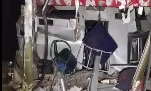 मुरैना में बस-ट्रक की टक्कर में तीन की मौत, सात घायल मुरैना में बस-ट्रक की टक्कर में तीन की मौत, सात घायल