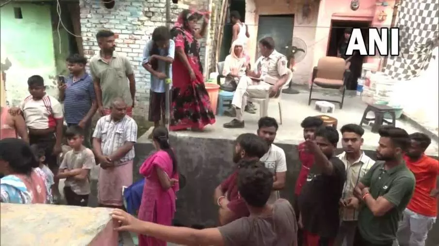 दिल्ली के आरके पुरम में चली सरेआम गोलियां, हमलावरों ने 2 महिलाओं को मौत के घाट उतारा दिल्ली के आरके पुरम में चली सरेआम गोलियां, हमलावरों ने 2 महिलाओं को मौत के घाट उतारा