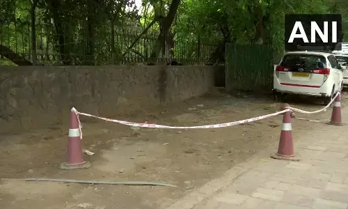 दिल्ली यूनिवर्सिटी के साउथ कैंपस में छात्र की चाकू मारकर हत्या, गर्लफ्रेंड को लेकर हुआ था विवाद! जांच में जुटी पुलिस दिल्ली यूनिवर्सिटी के साउथ कैंपस में छात्र की चाकू मारकर हत्या, गर्लफ्रेंड को लेकर हुआ था विवाद! जांच में जुटी पुलिस