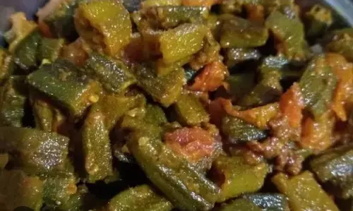 लेहसुनी भिंडी रेसिपी: रेस्टोरेंट जैसा स्वाद पाने के लिए घर पर बनाएं मसालेदार लहसुन भिंडी लेहसुनी भिंडी रेसिपी: रेस्टोरेंट जैसा स्वाद पाने के लिए घर पर बनाएं मसालेदार लहसुन भिंडी