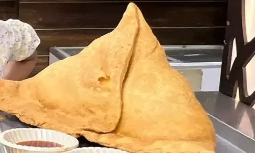 अगर आपको भी पाना है इनाम 71000 तो खाए या बाहुबली समोसा, पूरी करनी होगी यह शर्त अगर आपको भी पाना है इनाम 71000 तो खाए या बाहुबली समोसा, पूरी करनी होगी यह शर्त