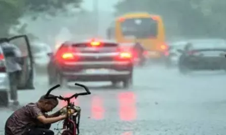 तापमान 26 डिग्री सेल्सियस तक गिरा दिल्ली-एनसीआर के कुछ हिस्सों में बारिश के कारण गर्मी से राहत,