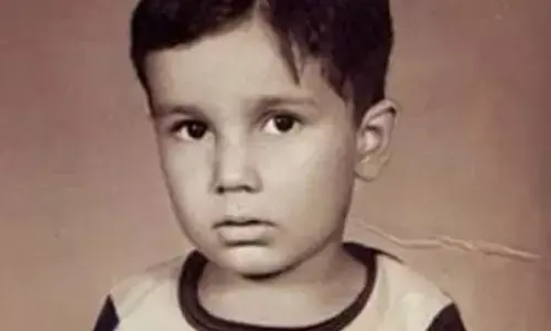Guess Who: क्या आप जानते हैं इस छोटे से बच्चे के बारे में जिसने हीरो बनते ही डेट किया मिस यूनिवर्स को Guess Who: क्या आप जानते हैं इस छोटे से बच्चे के बारे में जिसने हीरो बनते ही डेट किया मिस यूनिवर्स को