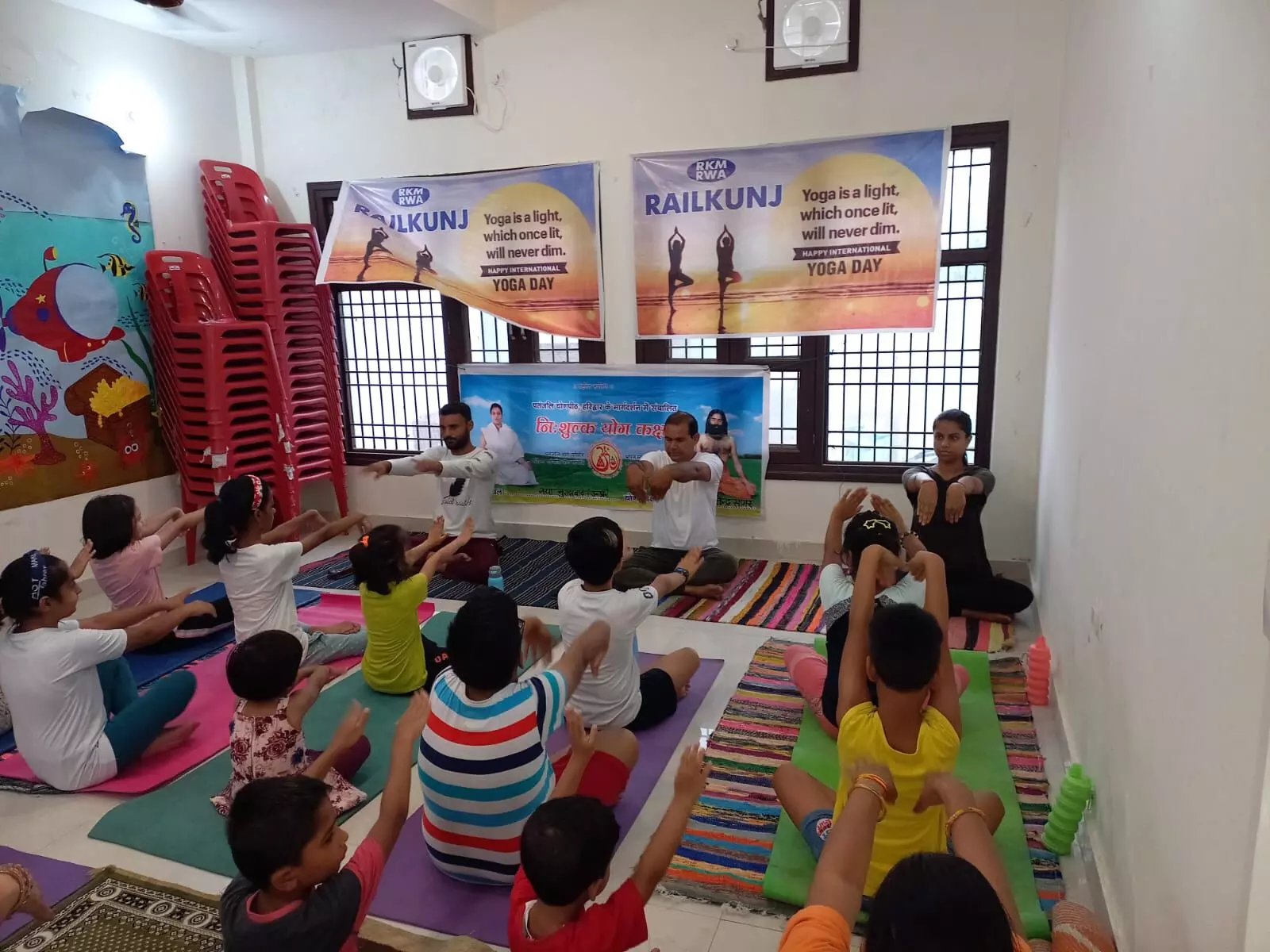 International Yoga Day 2023: छोटे बच्चों ने अभिभावकों के साथ किया योग, योगाचार्य ने बच्चों को समझाया योग का महत्व