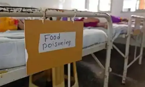 रेल यात्रा के दौरान फूड प्वाइजनिंग से 10 छात्रों की हालत बिगड़ी, अस्पताल में कराया गया भर्ती रेल यात्रा के दौरान फूड प्वाइजनिंग से 10 छात्रों की हालत बिगड़ी, अस्पताल में कराया गया भर्ती