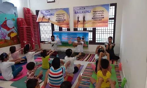 International Yoga Day 2023: छोटे बच्चों ने अभिभावकों के साथ किया योग, योगाचार्य ने बच्चों को समझाया योग का महत्व International Yoga Day 2023: छोटे बच्चों ने अभिभावकों के साथ किया योग, योगाचार्य ने बच्चों को समझाया योग का महत्व