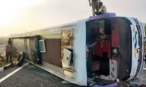 Agra Expressway: आगरा एक्सप्रेस वे पर हुआ बड़ा हादसा, 80 मजदूरों को गुजरात ले जा रही बस का हुआ एक्सीडेंट Agra Expressway: आगरा एक्सप्रेस वे पर हुआ बड़ा हादसा, 80 मजदूरों को गुजरात ले जा रही बस का हुआ एक्सीडेंट