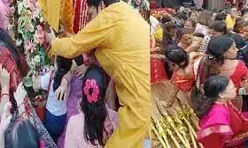 शादी से महज कुछ देर पहले खुली दूल्हे की पोल, बारात बिना दुल्हन के लौटी, बच गई एक लड़की कि बरबाद होने से जिंदगी शादी से महज कुछ देर पहले खुली दूल्हे की पोल, बारात बिना दुल्हन के लौटी, बच गई एक लड़की कि बरबाद होने से जिंदगी