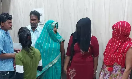 UP : घर में चल रहा था सेक्स रैकेट... 3 युवतियां, 2 आदमी और बंद दरवाजे, पुलिस ने ऐसे किया खुलासा, मच गया हड़कंप! UP : घर में चल रहा था सेक्स रैकेट... 3 युवतियां, 2 आदमी और बंद दरवाजे, पुलिस ने ऐसे किया खुलासा, मच गया हड़कंप!